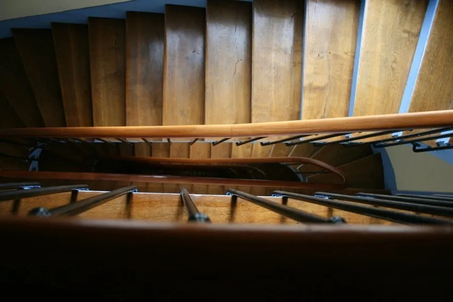 Poncage et vitrification d'une cage d'escaliser d'immeuble